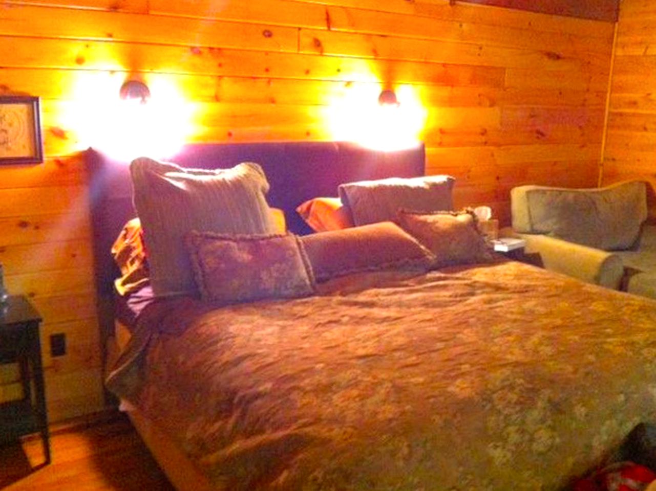 Cozy Log Cabin with a Private Hot Tub near Beartown State Forest, Massachusetts