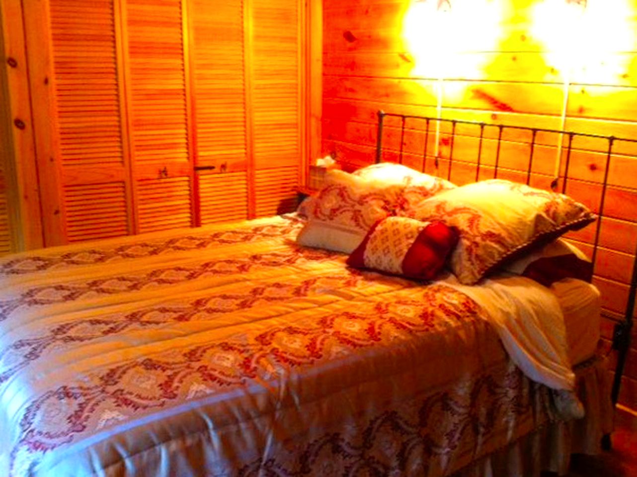 Cozy Log Cabin with a Private Hot Tub near Beartown State Forest, Massachusetts