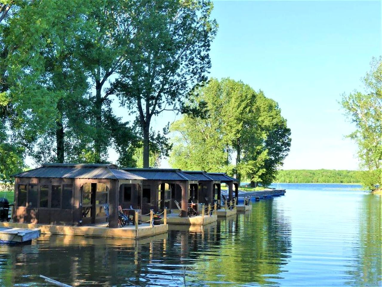 Cozy Floating Home with Barbecue in Ile-aux-Noix, Quebec