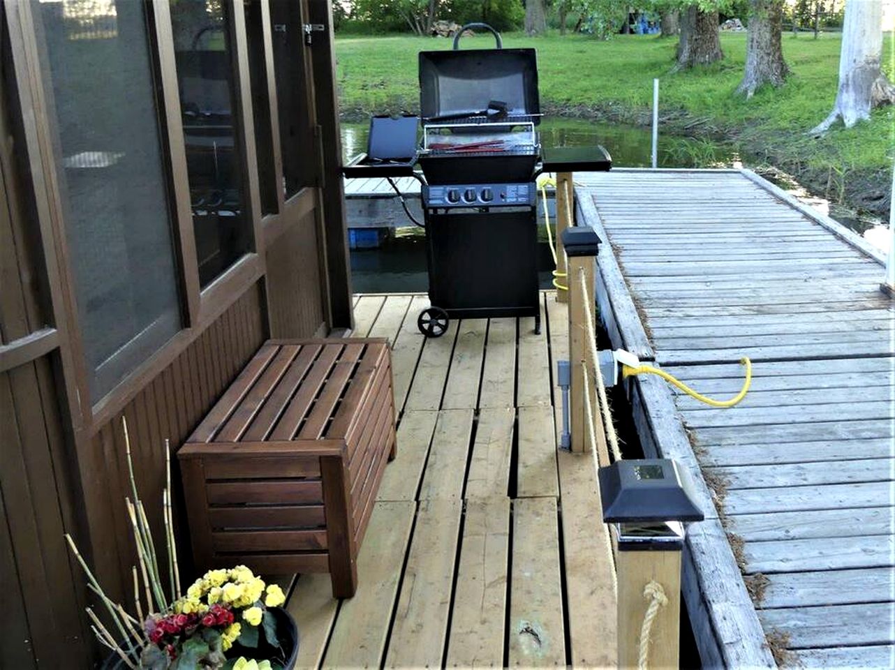 Cozy Floating Home with Barbecue in Ile-aux-Noix, Quebec