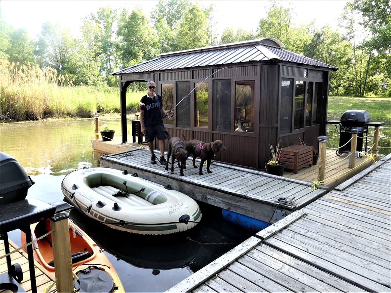 Cozy Floating Home with Barbecue in Ile-aux-Noix, Quebec