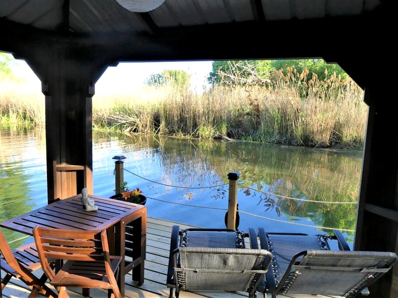 Cozy Floating Home with Barbecue in Ile-aux-Noix, Quebec