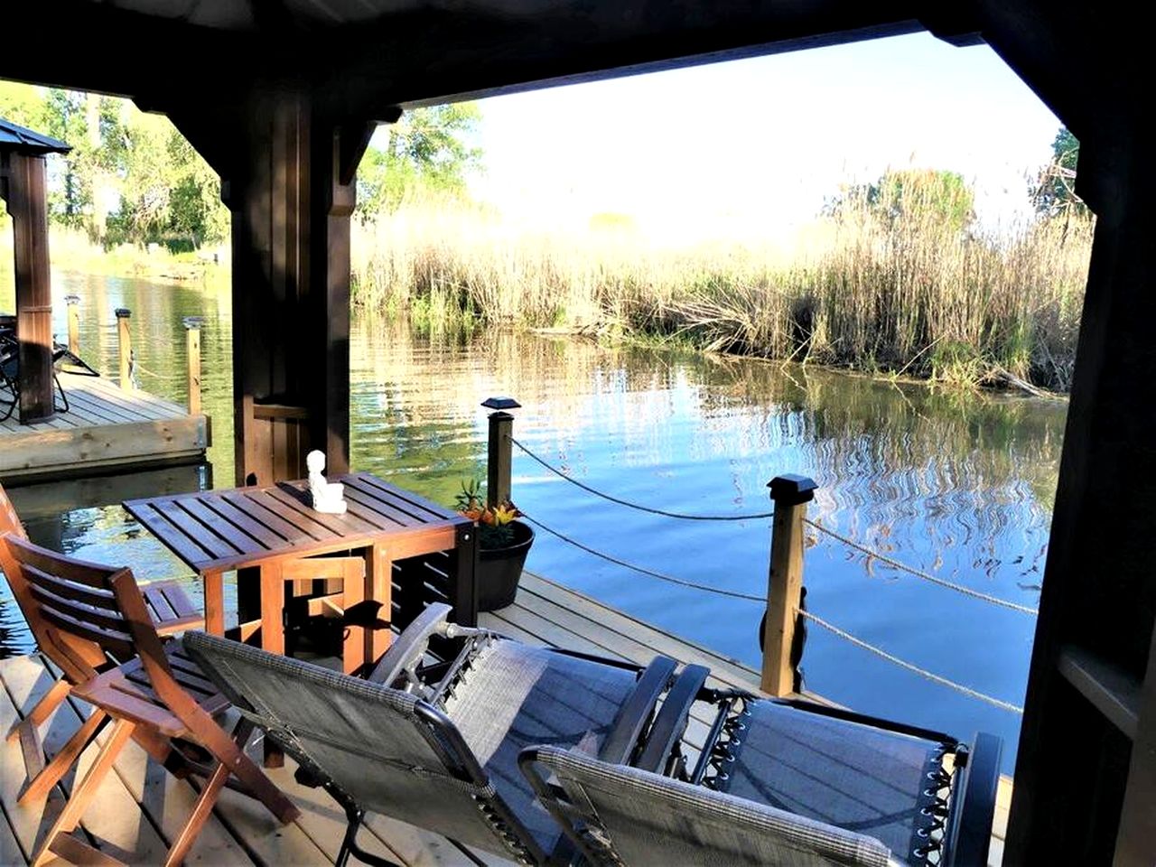 Cozy Floating Home with Barbecue in Ile-aux-Noix, Quebec