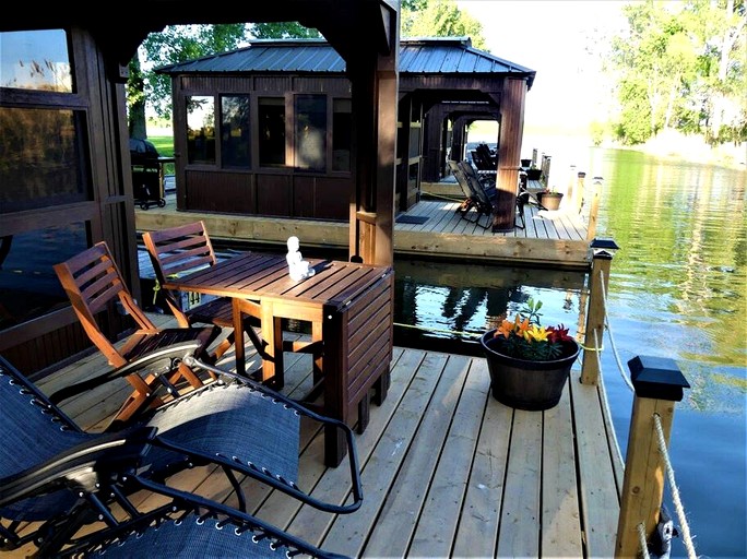 Floating Homes (Canada, Ile-aux-Noix, Quebec)