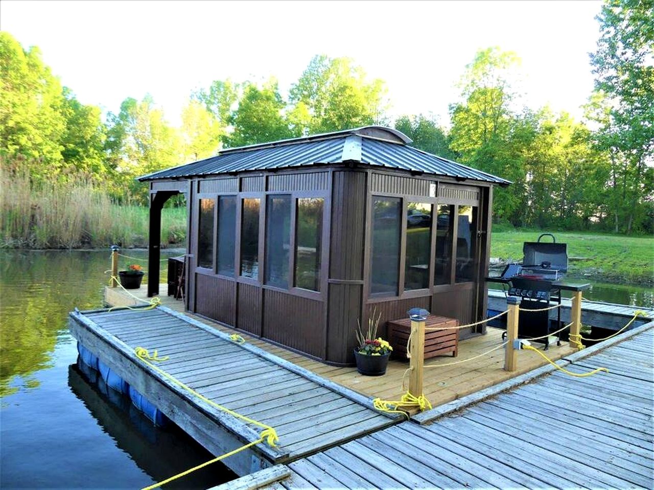 Cozy Floating Home with Barbecue in Ile-aux-Noix, Quebec