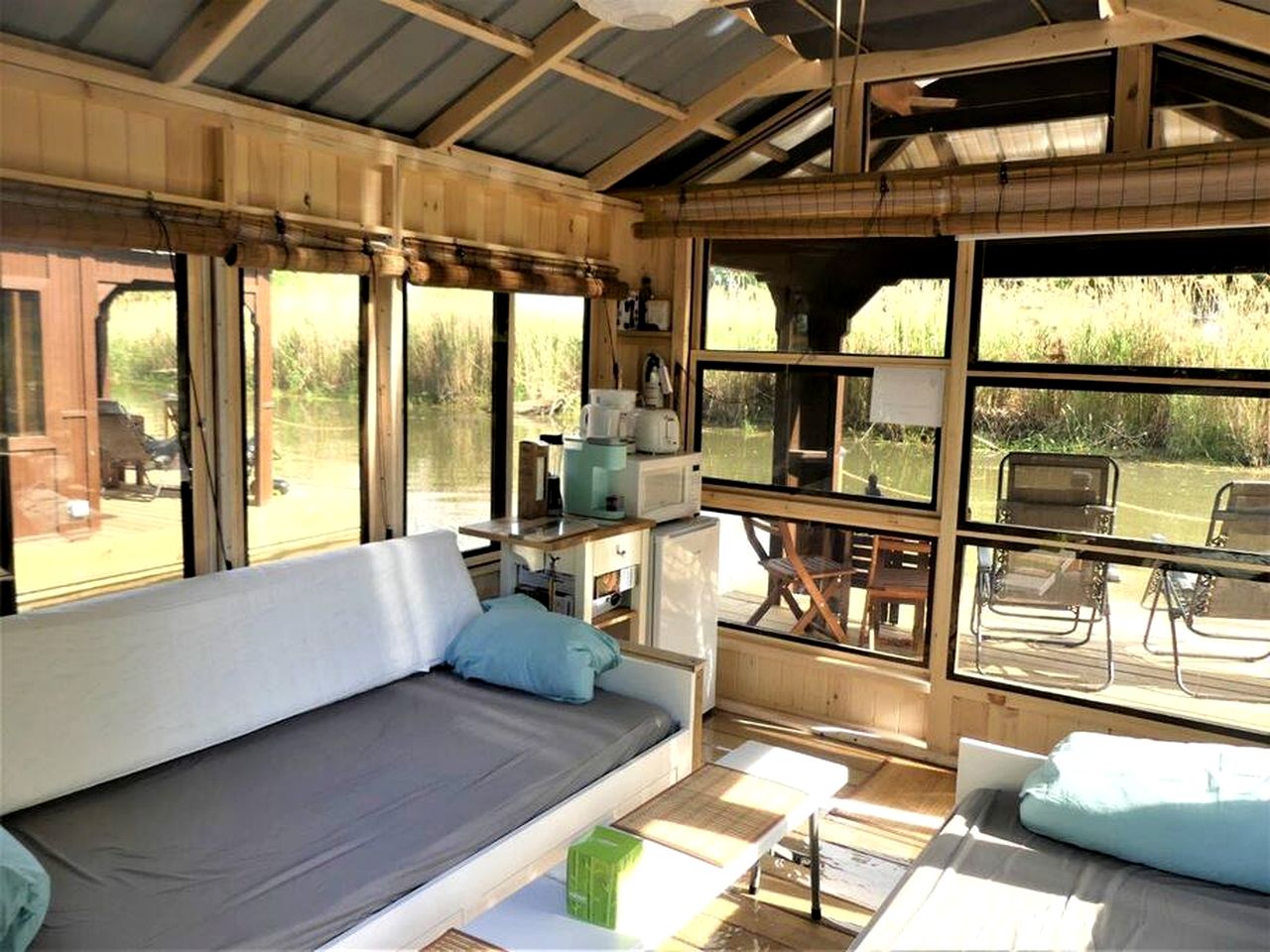 Cozy Floating Home with Barbecue in Ile-aux-Noix, Quebec