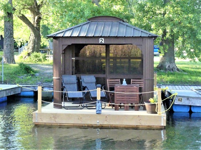 Floating Homes (Canada, Ile-aux-Noix, Quebec)