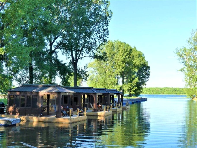 Floating Homes (Canada, Ile-aux-Noix, Quebec)