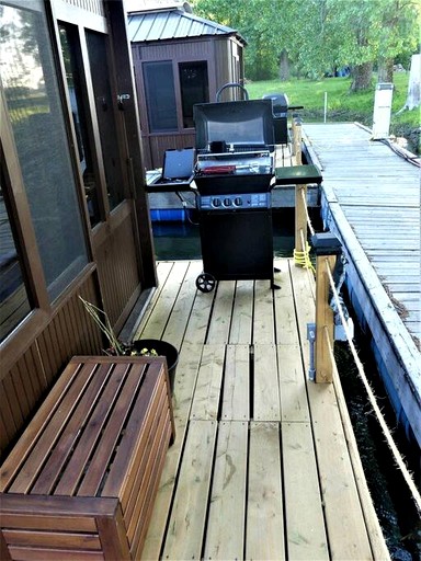 Floating Homes (Canada, Ile-aux-Noix, Quebec)