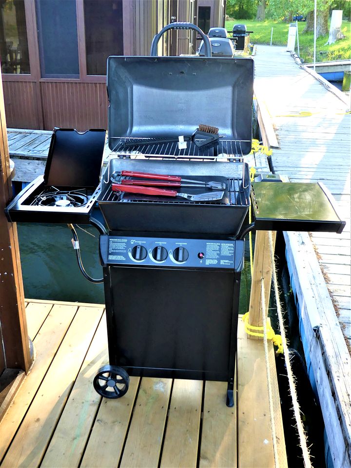 Breathtaking Floating Home with Barbecue in Ile-aux-Noix, Quebec