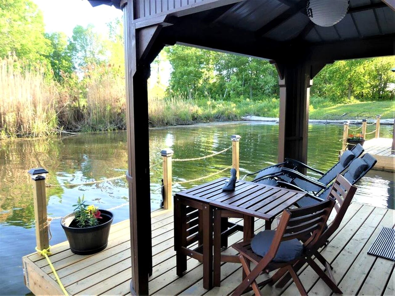 Breathtaking Floating Home with Barbecue in Ile-aux-Noix, Quebec