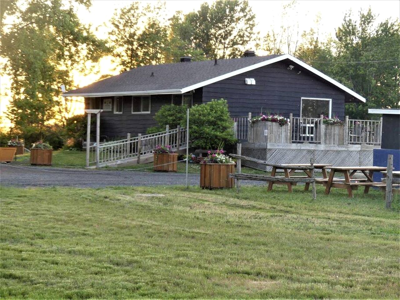 Breathtaking Floating Home with Barbecue in Ile-aux-Noix, Quebec