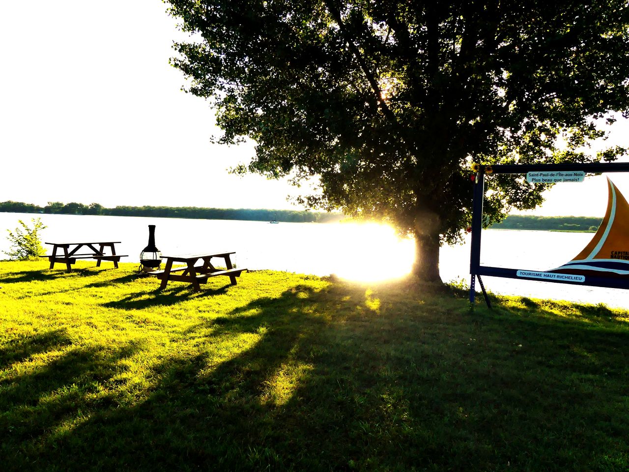 Breathtaking Floating Home with Barbecue in Ile-aux-Noix, Quebec