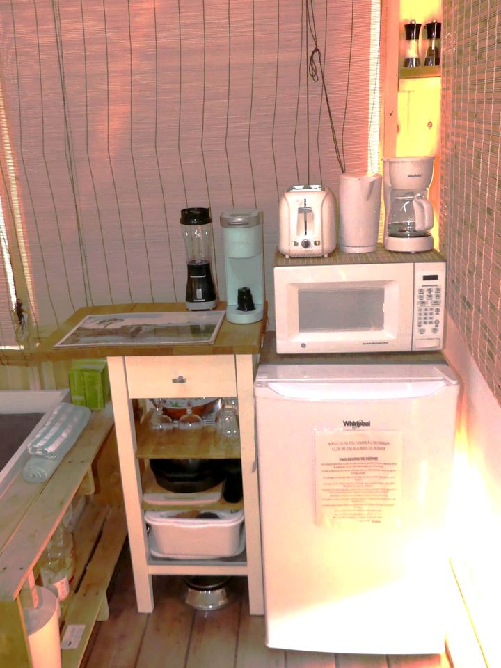 Breathtaking Floating Home with Barbecue in Ile-aux-Noix, Quebec