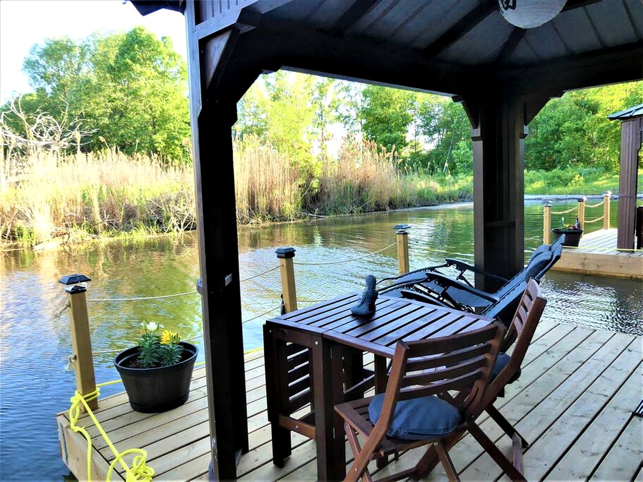 Fantastic Floating Home Barbecue Provided in Île-aux-Noix, Quebec
