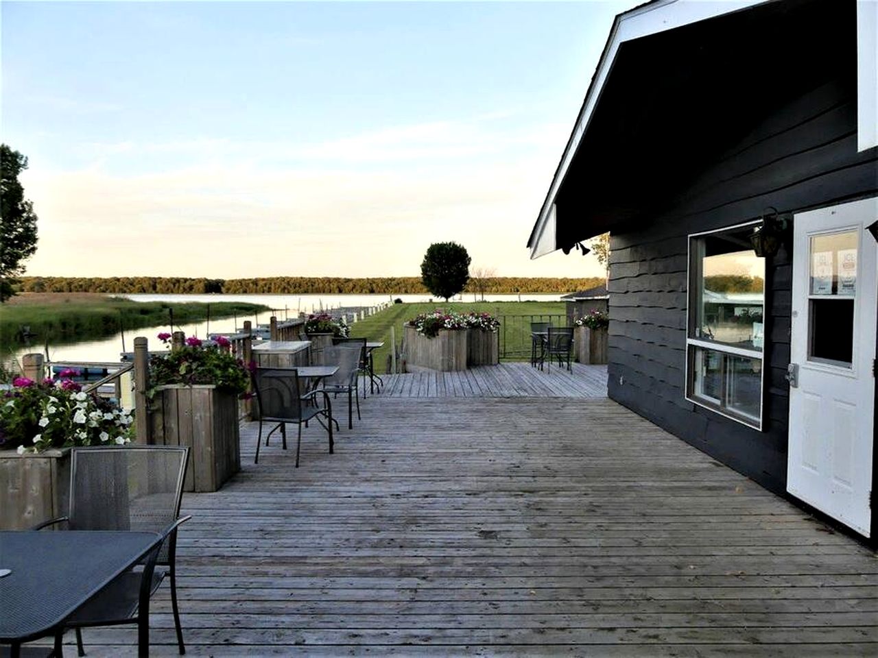 Fantastic Floating Home Barbecue Provided in Île-aux-Noix, Quebec