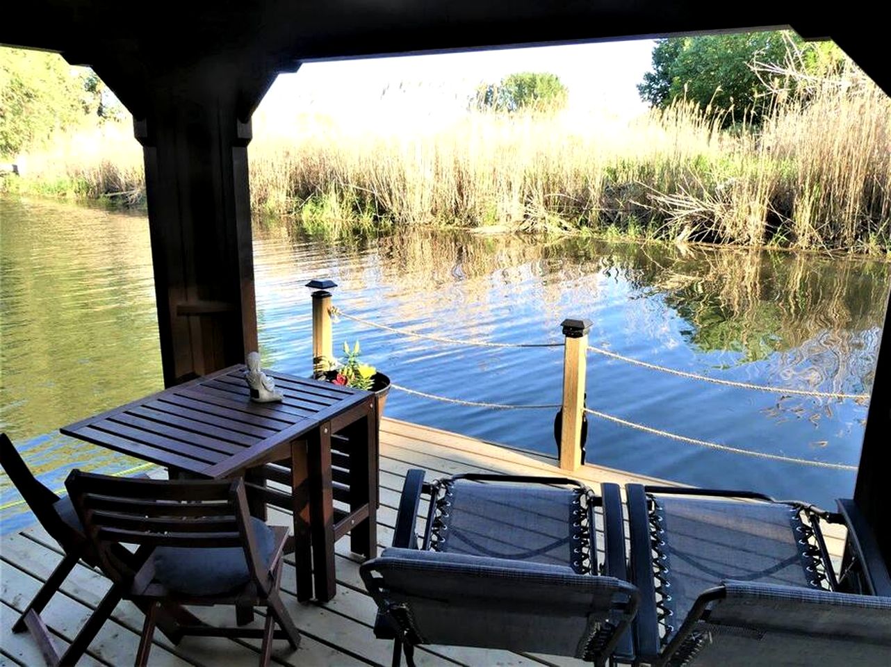 Fantastic Floating Home Barbecue Provided in Île-aux-Noix, Quebec