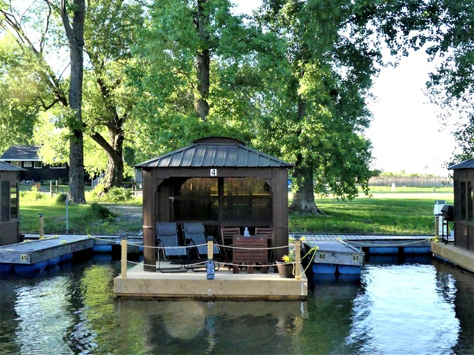 Gorgeous Floating Home with Barbecue in Île-aux-Noix, Quebec
