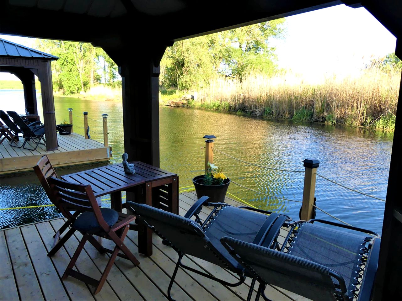 Gorgeous Floating Home with Barbecue in Île-aux-Noix, Quebec