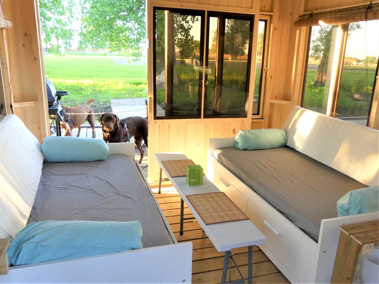 Gorgeous Floating Home with Barbecue in Île-aux-Noix, Quebec