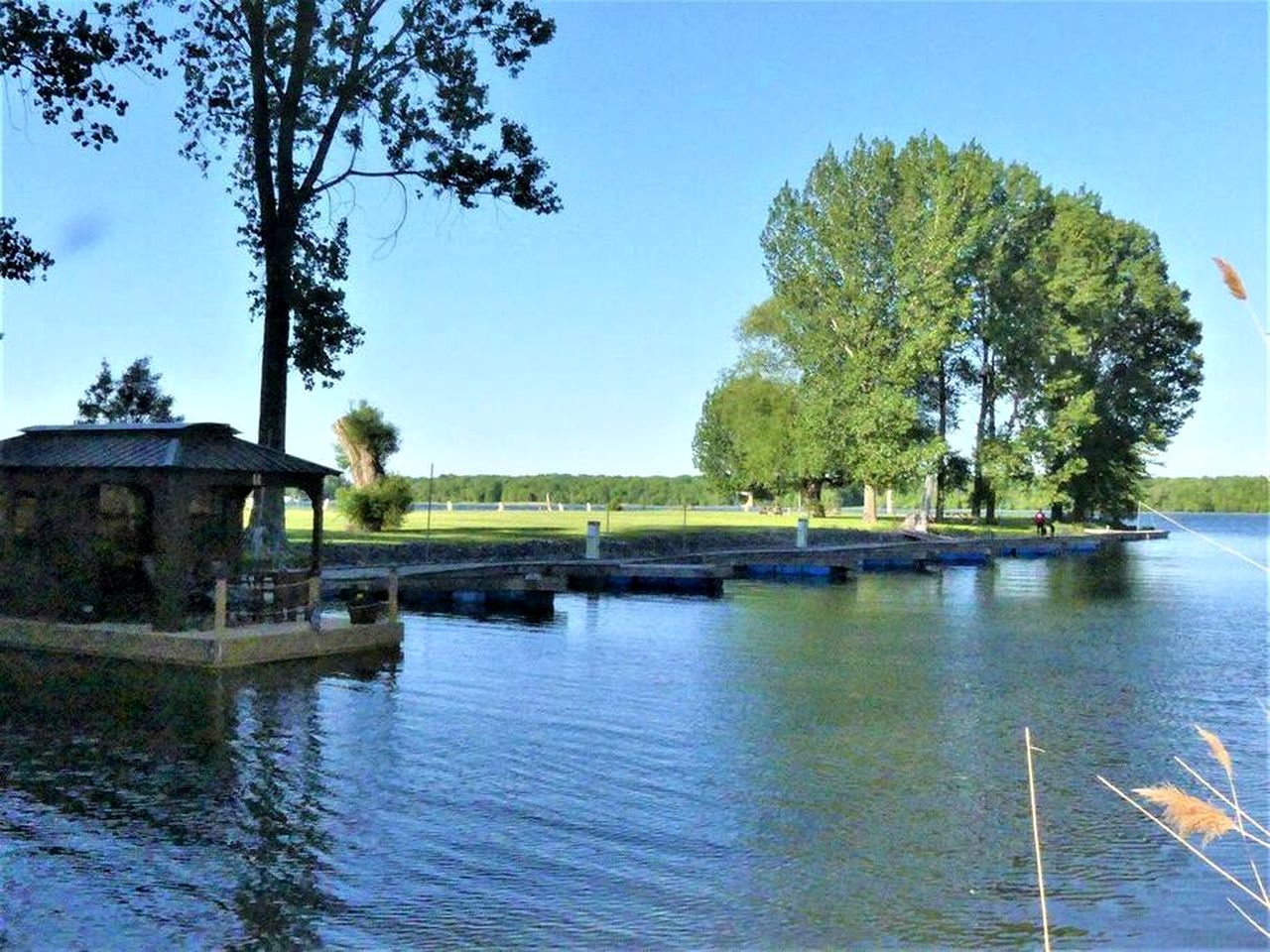 Incredible Floating Home with Barbecue in Ile-aux-Noix, Quebec