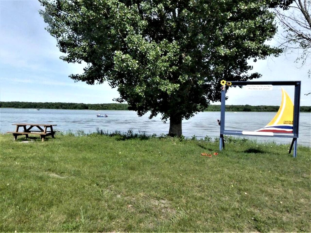 Incredible Floating Home with Barbecue in Ile-aux-Noix, Quebec