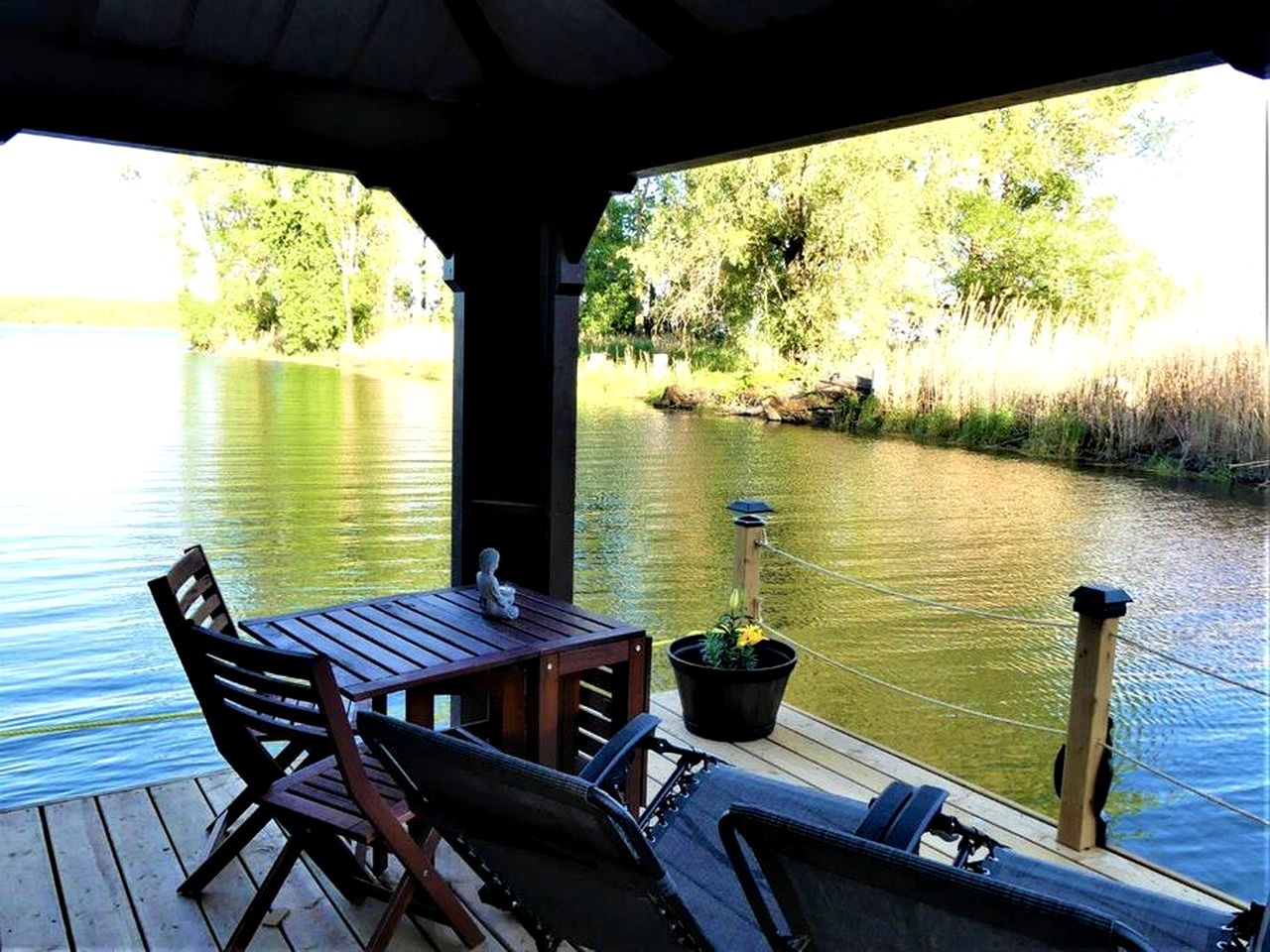 Incredible Floating Home with Barbecue in Ile-aux-Noix, Quebec