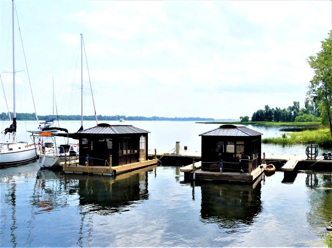 Floating Homes (Canada, Ile-aux-Noix, Quebec)