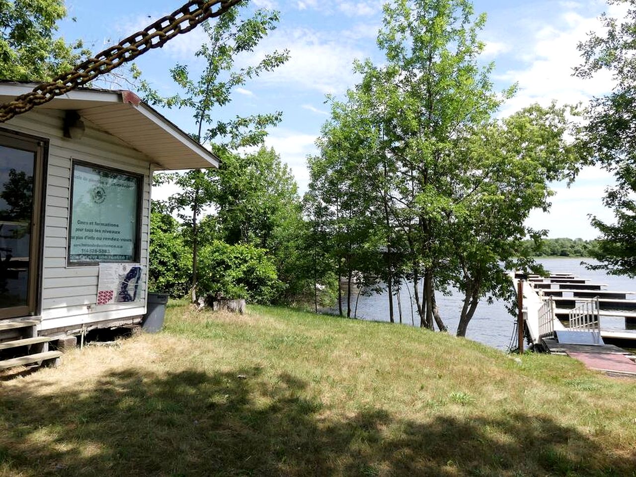Stunning Floating Home Barbecue Provided in Ile-aux-Noix, Quebec