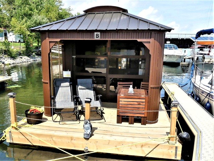 Floating Homes (Canada, Ile-aux-Noix, Quebec)