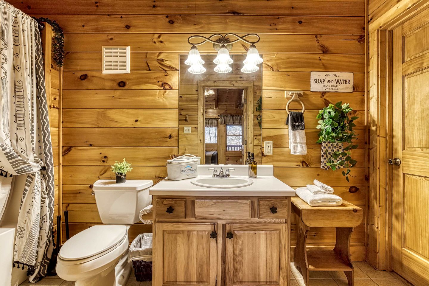 Cozy Log Cabin with Hot Tub & Game Room Near Smoky Mountain National Park | Sevierville, TN