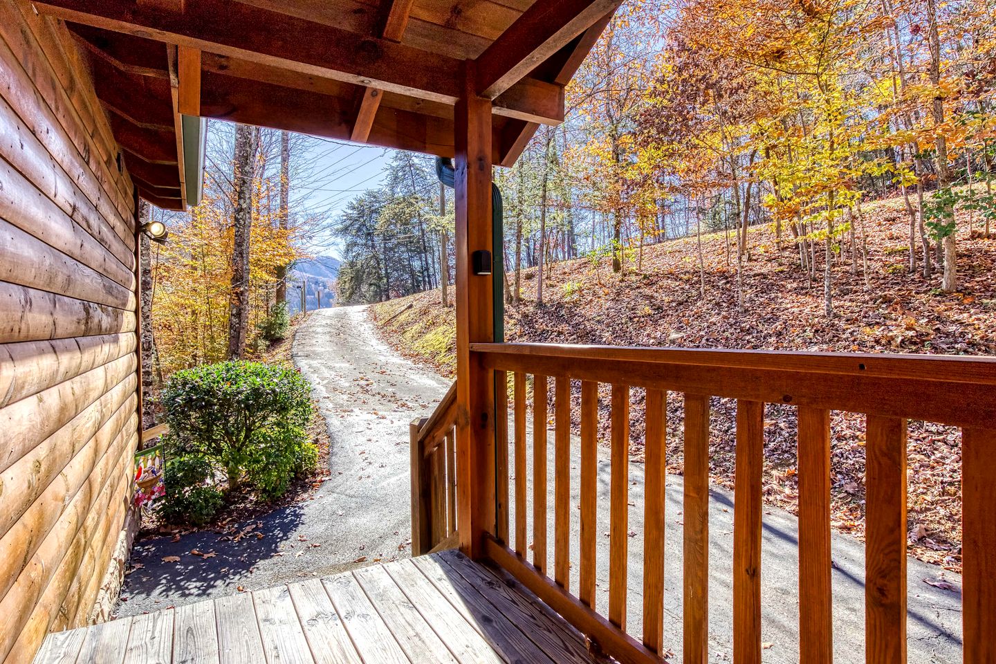 Cozy Log Cabin with Hot Tub & Game Room Near Smoky Mountain National Park | Sevierville, TN