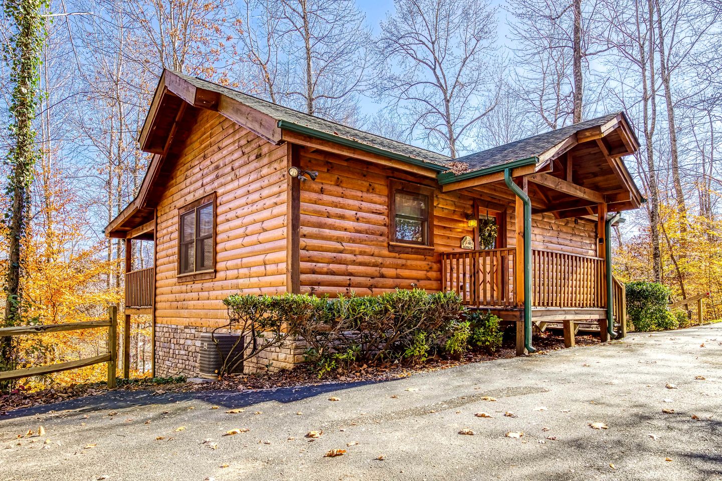 Cozy Log Cabin with Hot Tub & Game Room Near Smoky Mountain National Park | Sevierville, TN
