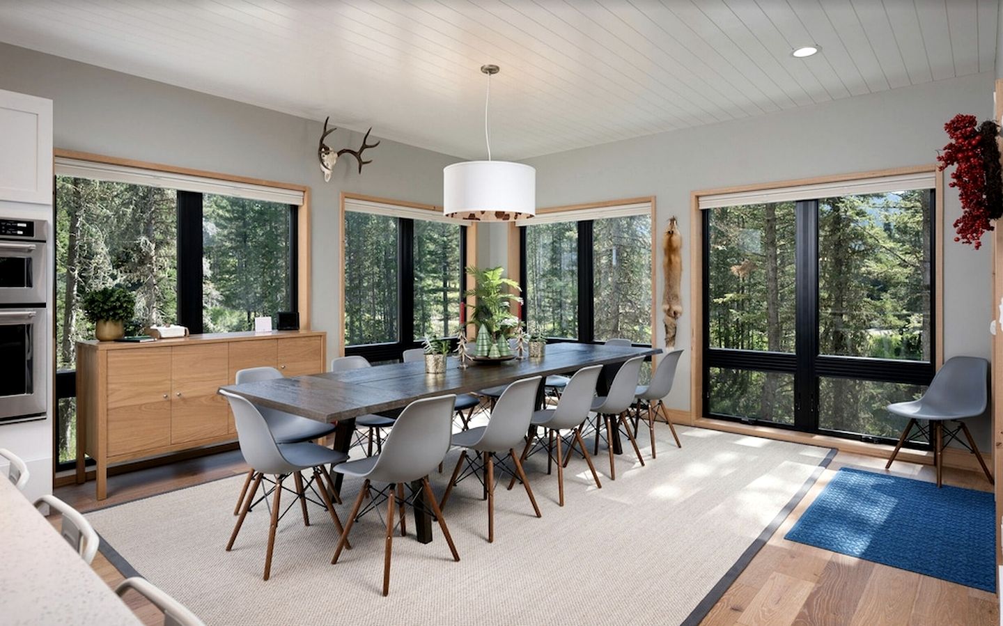 Mountain Cabin with Elegant Chic Interior and Deck in Montana