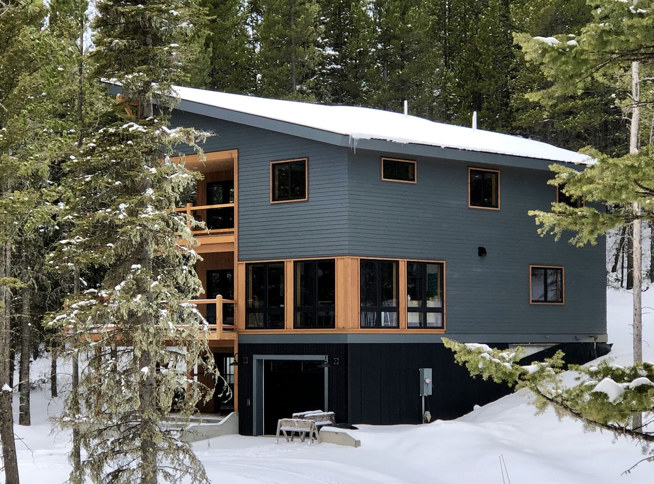 Mountain Cabin with Elegant Chic Interior and Deck in Montana