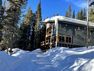 Mountain Cabin with Elegant Chic Interior and Deck in Montana photo 5