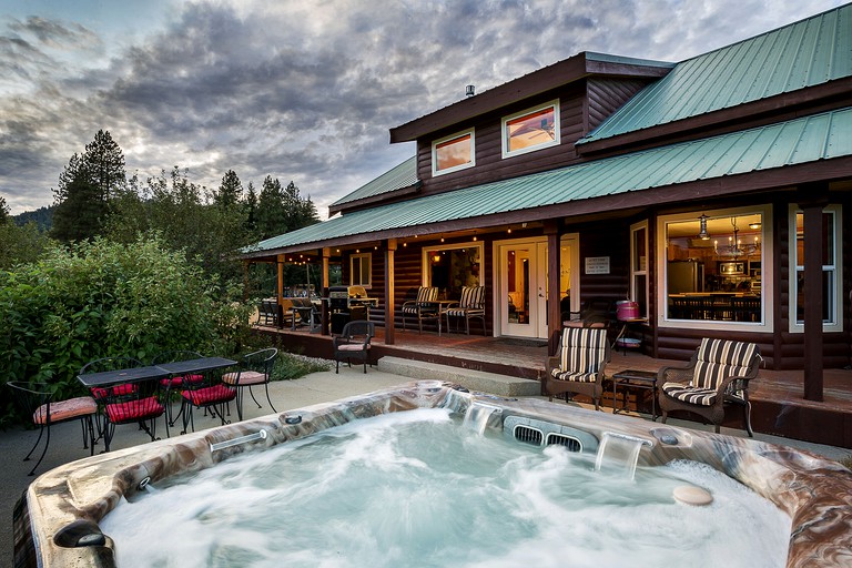 Exceptional Cabin with Panoramic Mountain Views Ideal for Star-Gazing from the Outdoor Hot-Tub by Lake Chelan, Washington