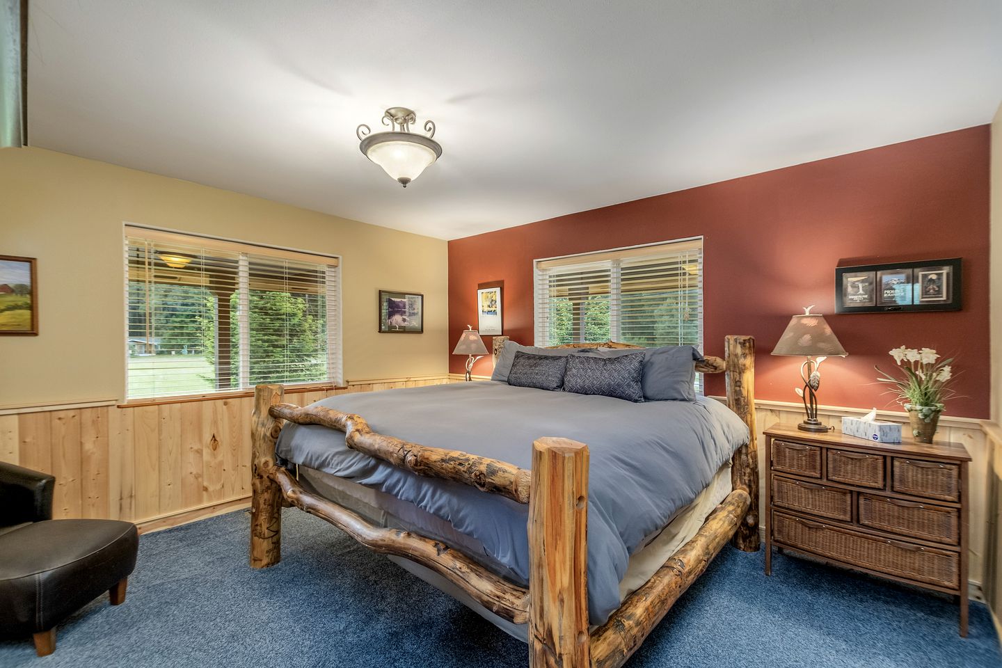 Exceptional Pet-Friendly Cabin with Panoramic Mountain Views Ideal for Star-Gazing from the Outdoor Hot-Tub by Lake Chelan, Washington