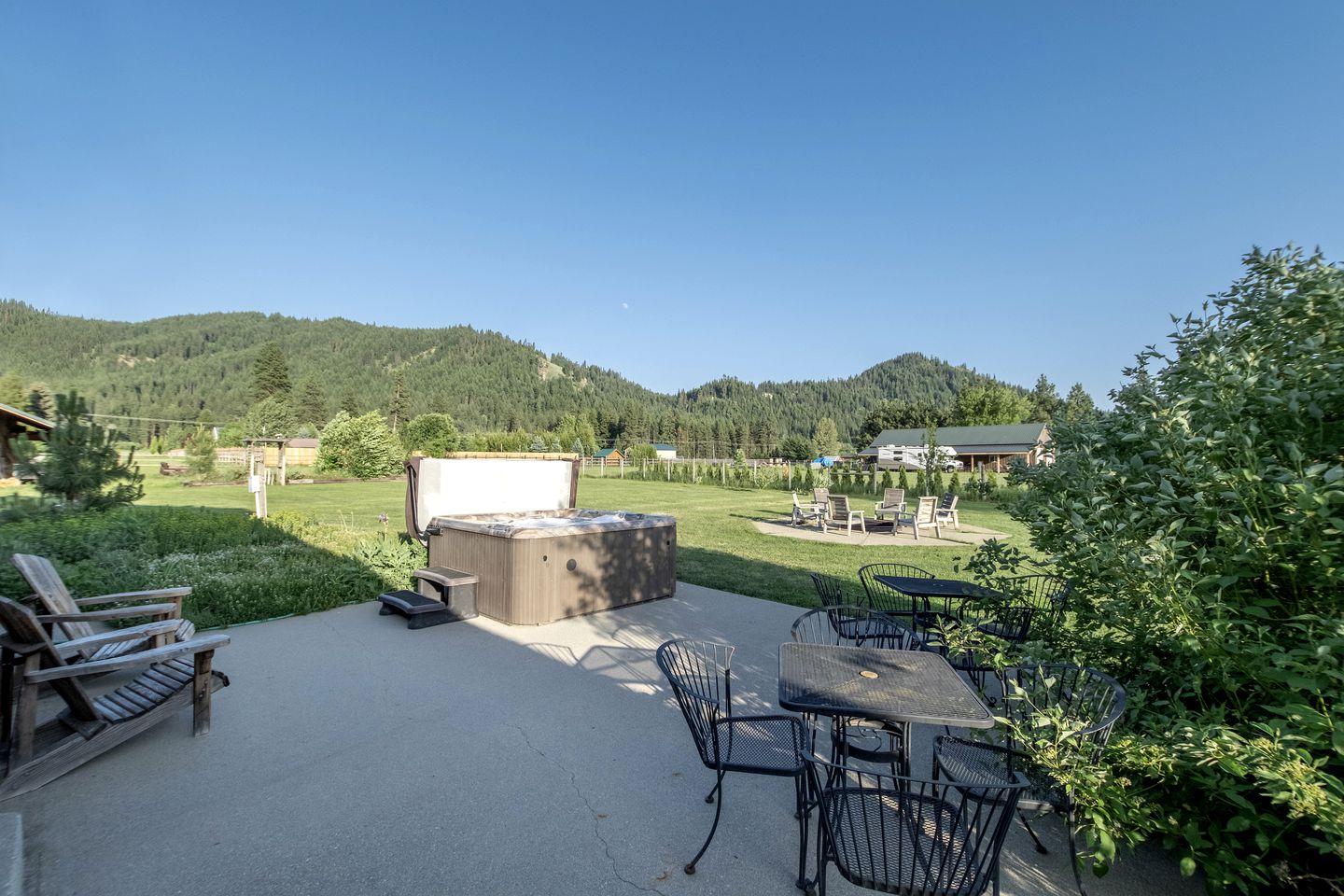 Exceptional Pet-Friendly Cabin with Panoramic Mountain Views Ideal for Star-Gazing from the Outdoor Hot-Tub by Lake Chelan, Washington