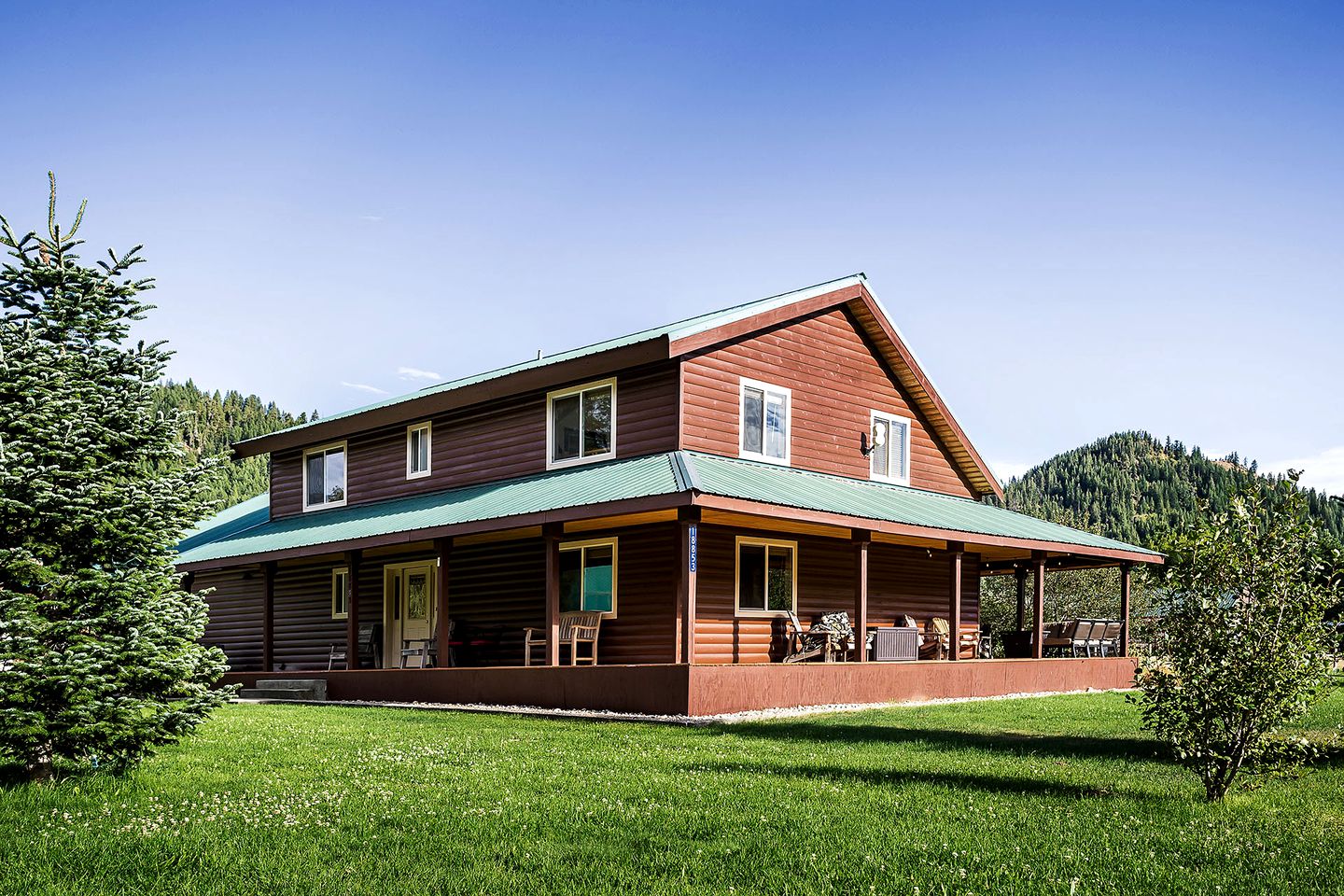 Exceptional Pet-Friendly Cabin with Panoramic Mountain Views Ideal for Star-Gazing from the Outdoor Hot-Tub by Lake Chelan, Washington