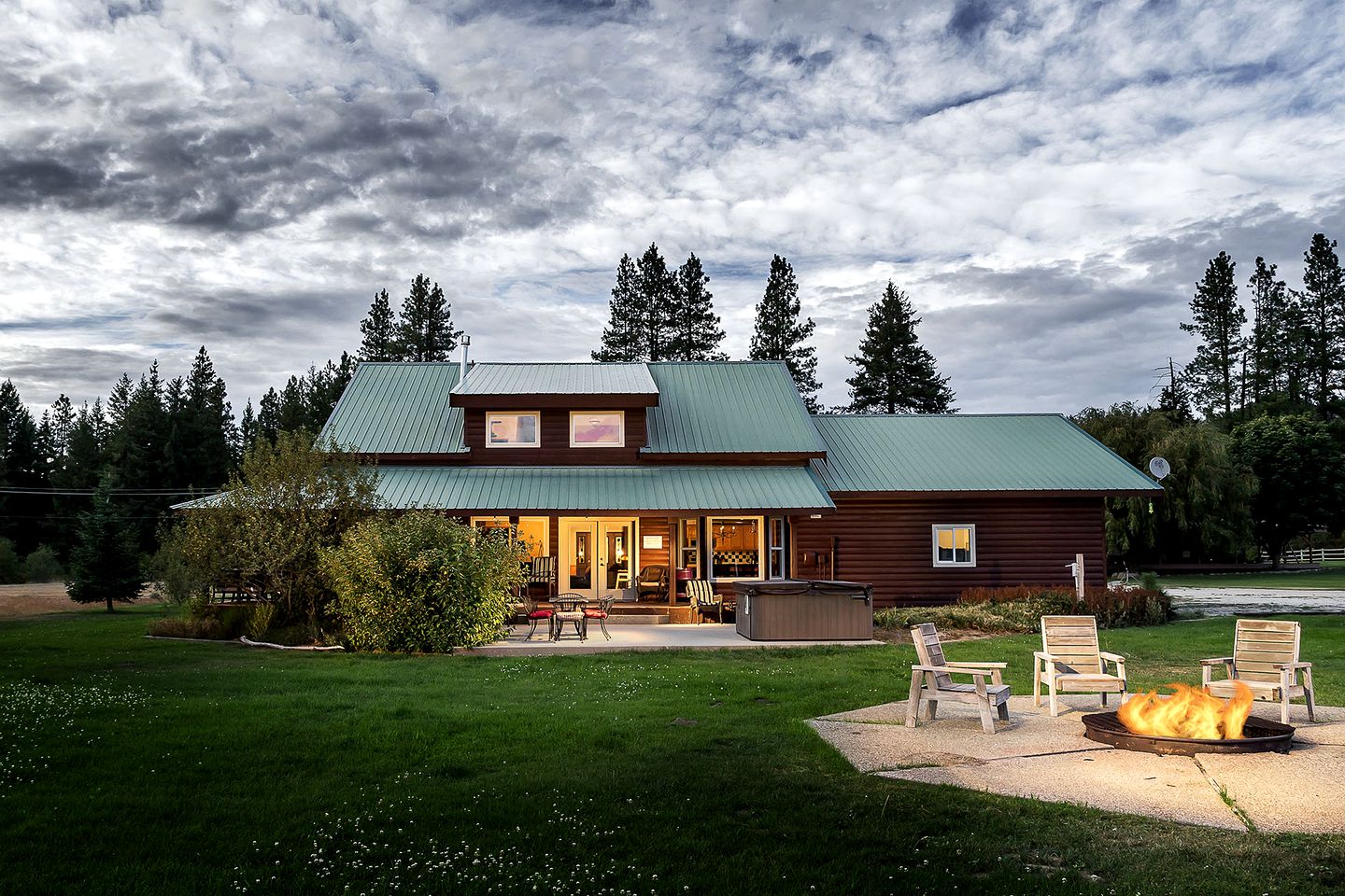 Exceptional Pet-Friendly Cabin with Panoramic Mountain Views Ideal for Star-Gazing from the Outdoor Hot-Tub by Lake Chelan, Washington