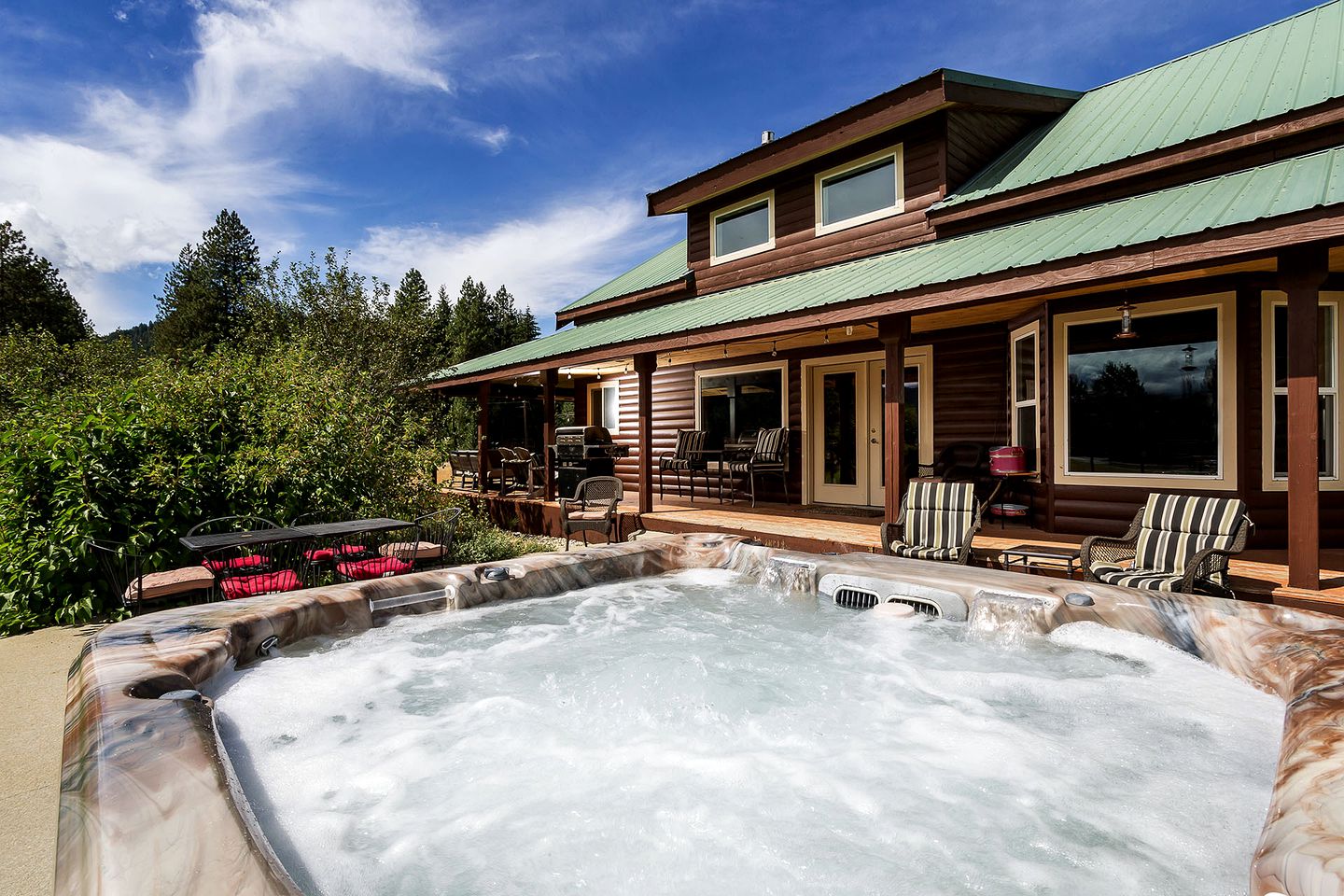 Exceptional Pet-Friendly Cabin with Panoramic Mountain Views Ideal for Star-Gazing from the Outdoor Hot-Tub by Lake Chelan, Washington