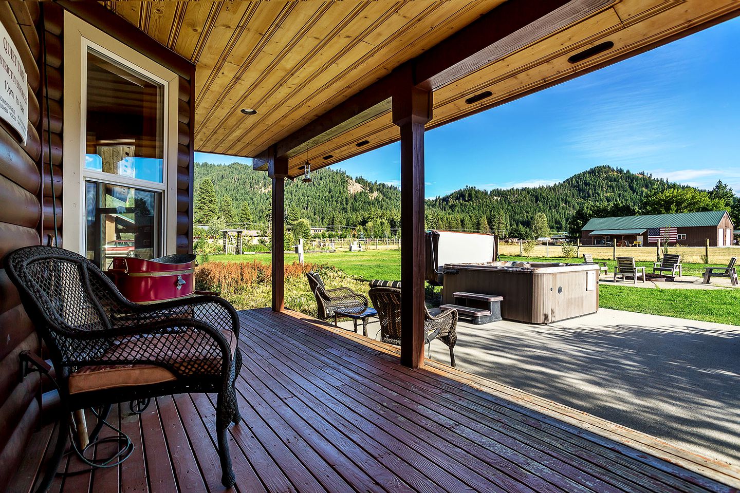 Exceptional Pet-Friendly Cabin with Panoramic Mountain Views Ideal for Star-Gazing from the Outdoor Hot-Tub by Lake Chelan, Washington