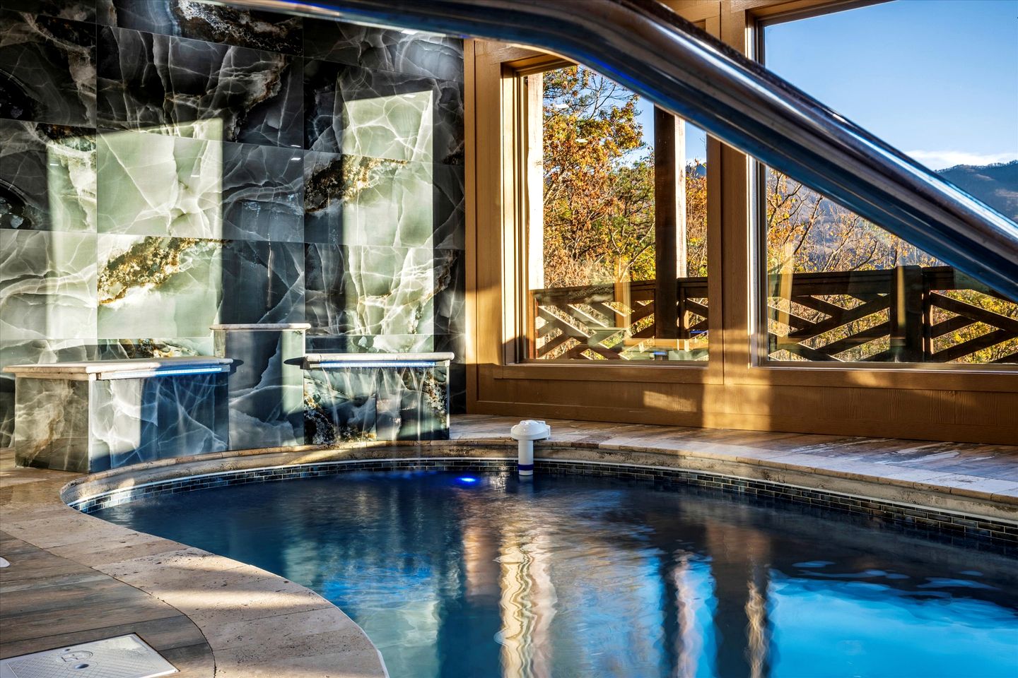 Stunning Cabin with Swimming Pool and Hot-tub in Gatlinburg, Tennessee