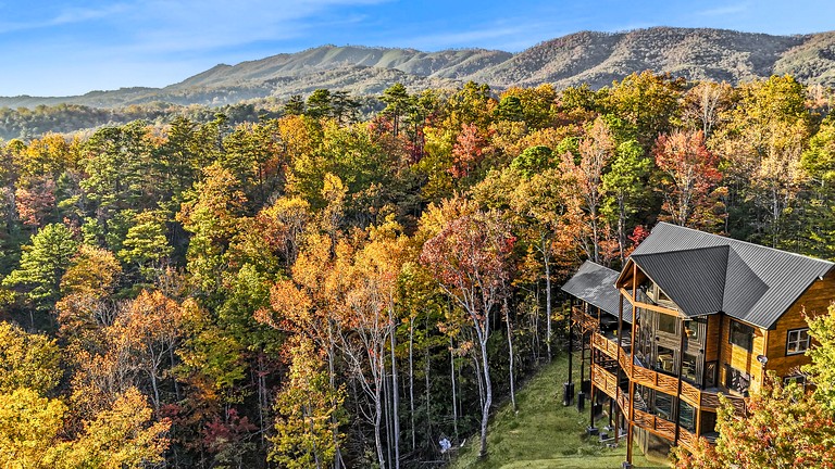 Stunning Cabin with Swimming Pool and Hot-tub in Gatlinburg, Tennessee