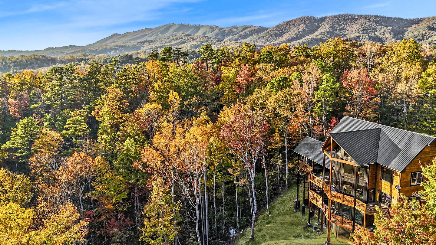 Stunning Cabin with Swimming Pool and Hot-tub in Gatlinburg, Tennessee