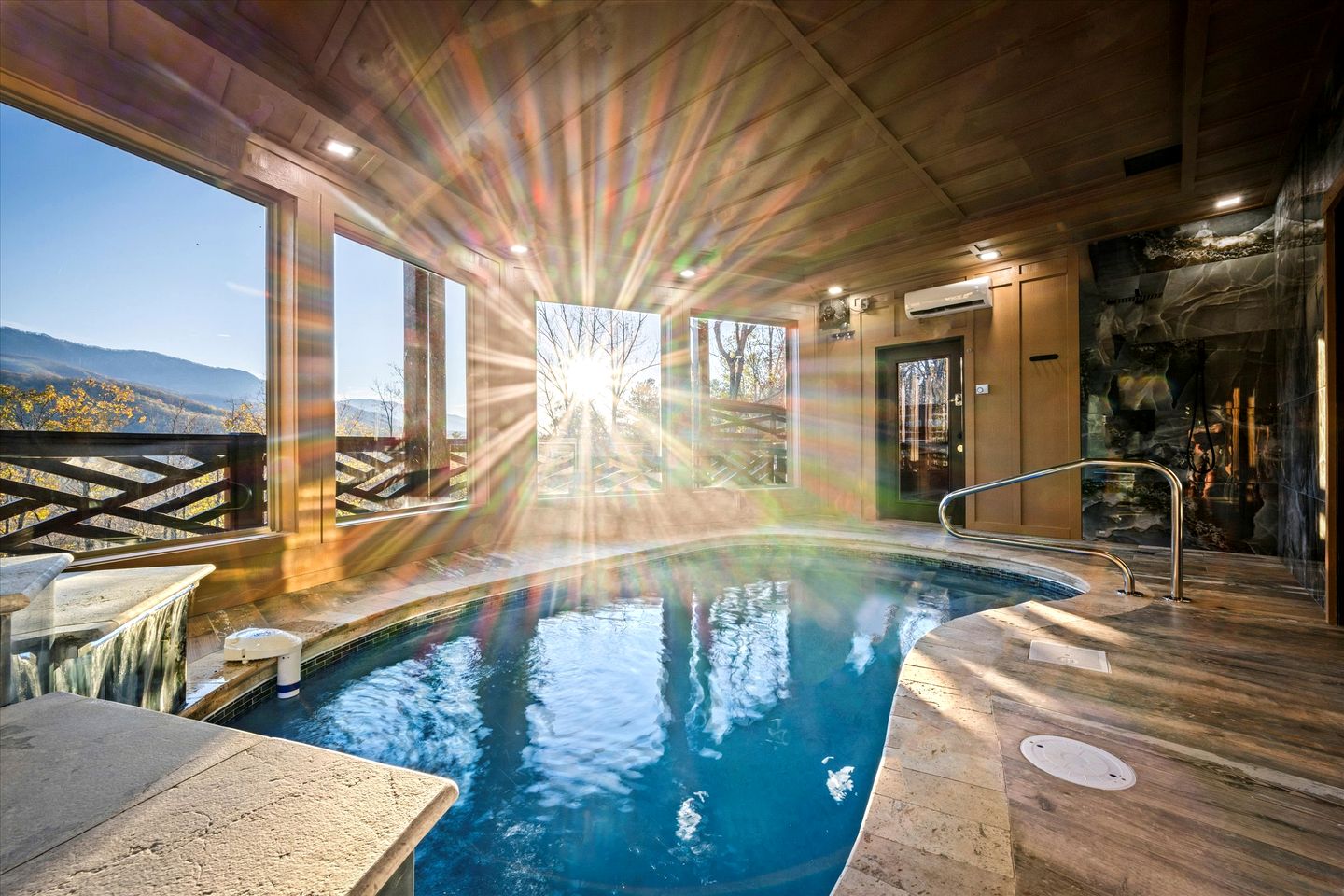 Stunning Cabin with Swimming Pool and Hot-tub in Gatlinburg, Tennessee