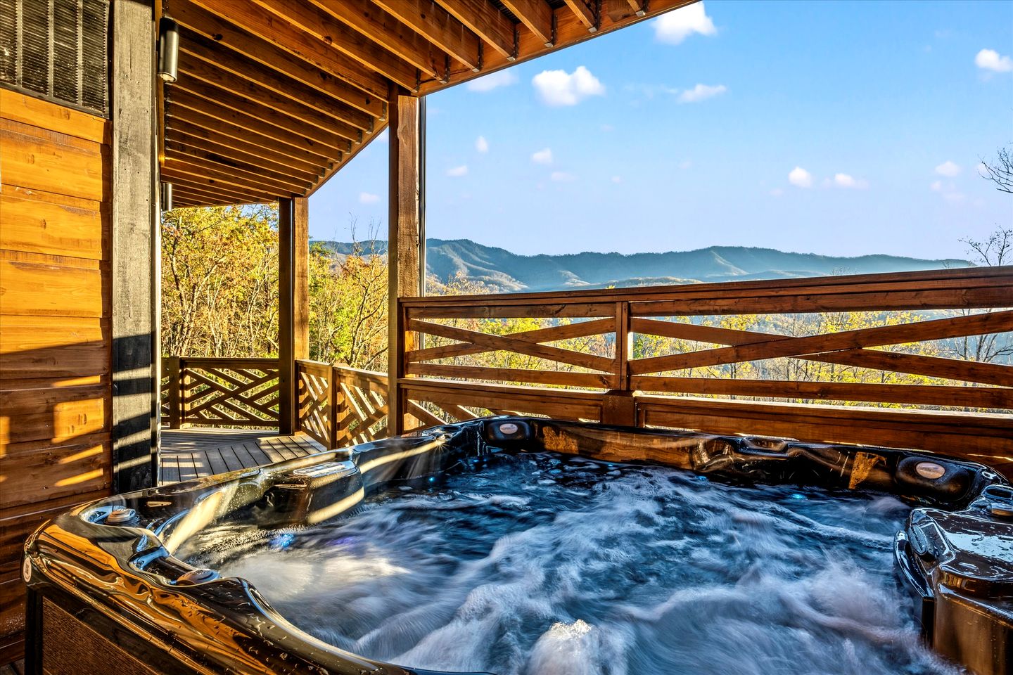 Stunning Cabin with Swimming Pool and Hot-tub in Gatlinburg, Tennessee