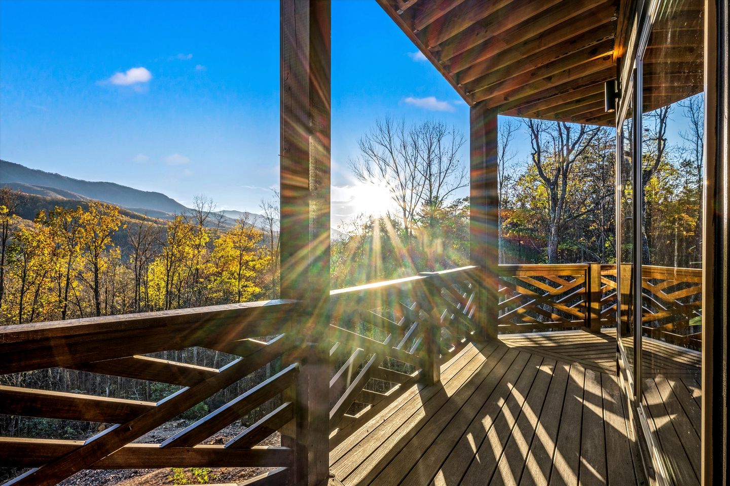 Stunning Cabin with Swimming Pool and Hot-tub in Gatlinburg, Tennessee