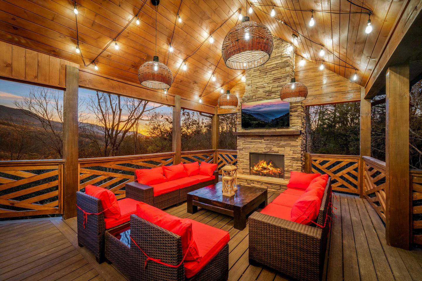 Stunning Cabin with Swimming Pool and Hot-tub in Gatlinburg, Tennessee